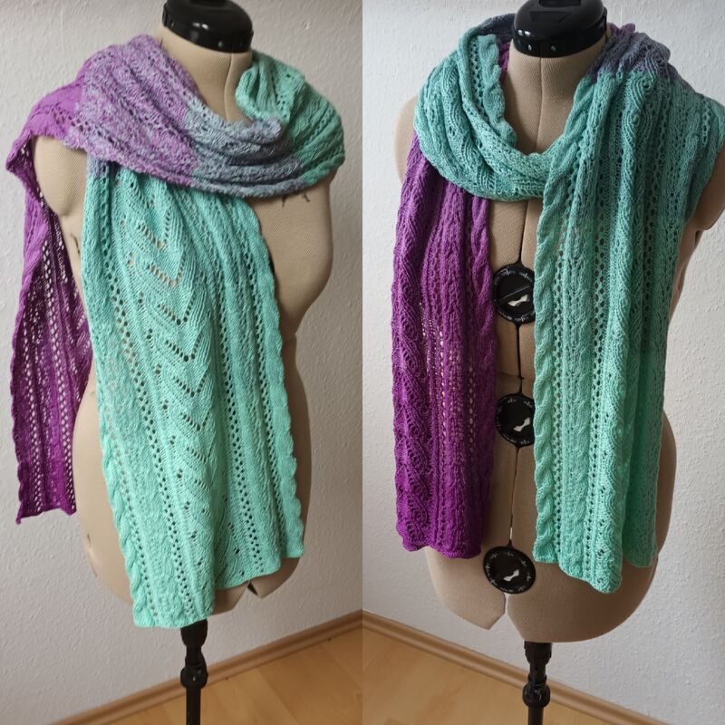 Gestrickter langer Schal mit Loch- und Strukturmuster, Farbverlauf von Lila zu Mintgrün, auf Schneiderpuppe drapiert