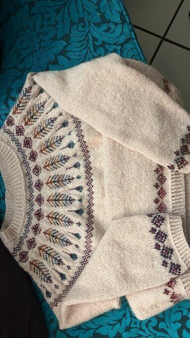 Cremefarbener gestrickter Damenpullover mit pastellfarbener Rundpasse und Rippenbündchen