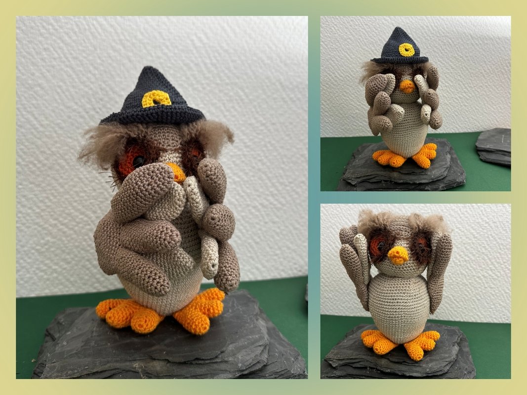 Gehäkelte Amigurumi-Eule in Braun-Beige mit Hexenhut und orangefarbenen Füßen