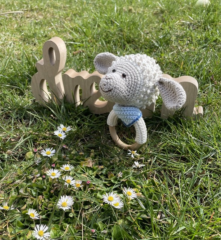 Rassel Schäfchen Mila Häkelanleitung - Bild 4