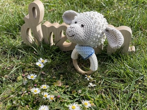 Rassel Schäfchen Mila Häkelanleitung