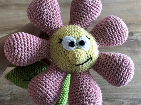 Blume Bella - Eine bezaubernde Häkelanleitung für besondere Anlässe