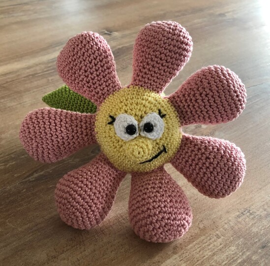 Blume Bella - Eine bezaubernde Häkelanleitung für besondere Anlässe