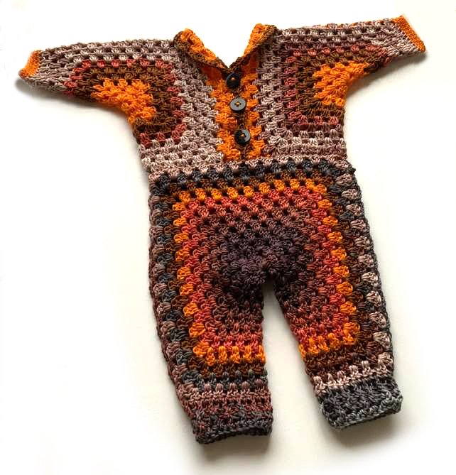 Gehäkelter Baby-Overall aus Granny-Squares in Braun und Orange mit drei Knöpfen vorne