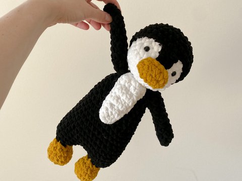 Crochet pattern: Penguin "Pierre" to cuddle. Amigurumi and snuggler lovey