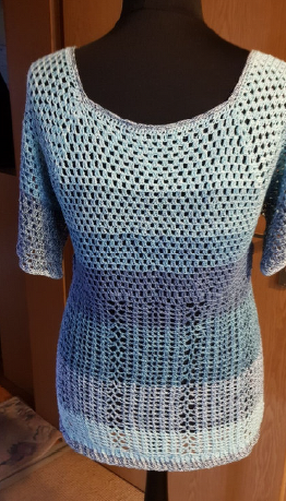 Gehäkeltes Damen‑Shirt in Blau‑Türkis auf Schneiderpuppe, Rückenansicht