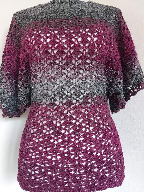 Gehäkelte Damen-Tunika mit offenem Muschelmuster und Grau‑Magenta-Farbverlauf