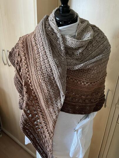 Häkelanleitung Laluna flaches Dreieckstuch gehäkelt