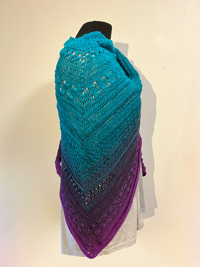 Häkelanleitung Laluna flaches Dreieckstuch gehäkelt