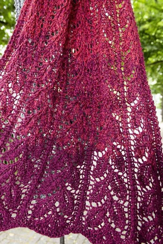 Rechteckiges gestricktes Lace-Tuch in Beerentönen mit Blattspitzenmuster