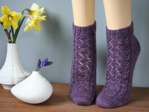 Socken stricken Anleitung Hoffnungsglück Lochmuster Ajourmuster Zopfmuster