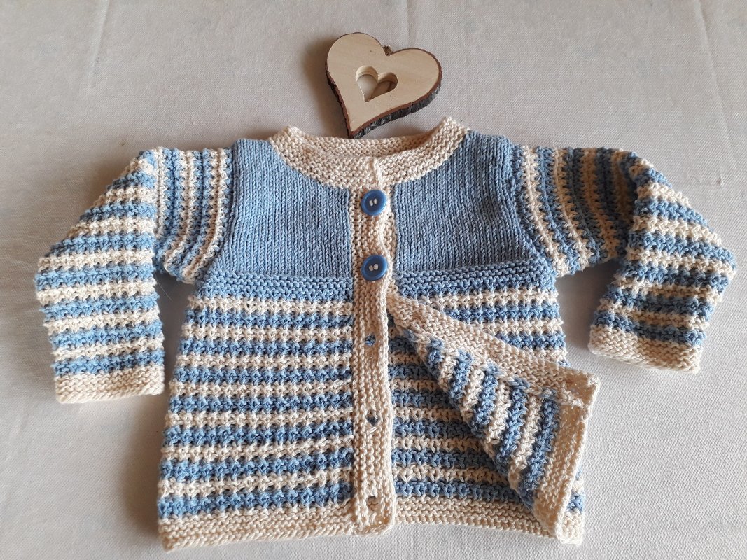 Gestrickte Babyjacke in Blau und Beige mit Streifen, Knöpfen und langen Ärmeln