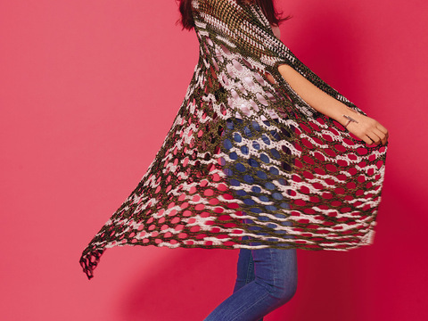 Großes, gehäkeltes Tuch in zwei Mustern mit Armlöchern