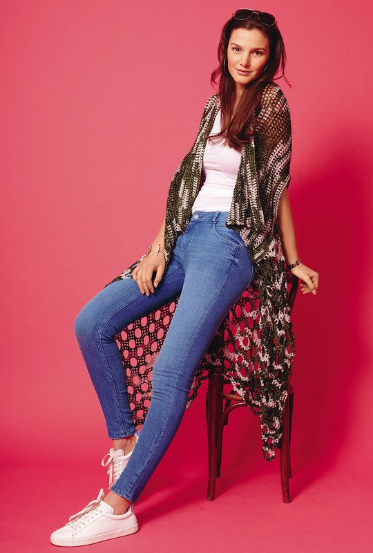 Großes, gehäkeltes Tuch in zwei Mustern mit Armlöchern - Bild 5