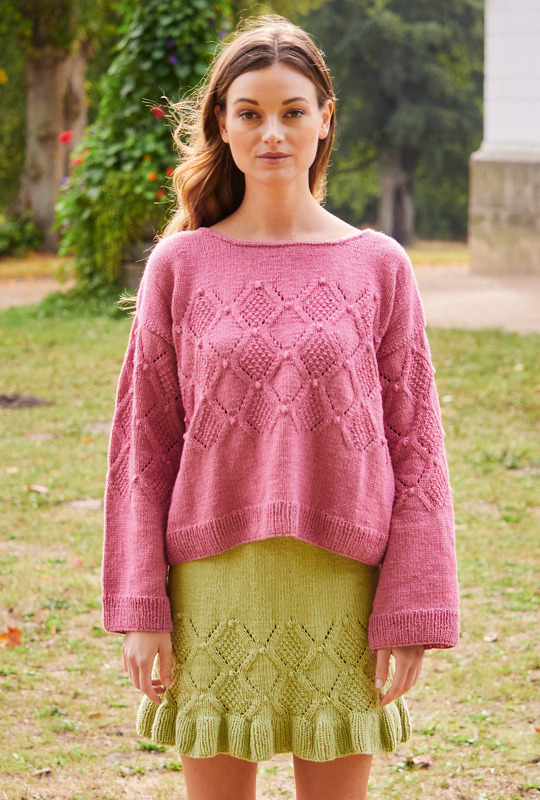 Pulli und Rock mit Noppen-Lochmuster in Grün und Rosa