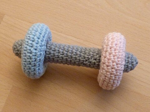 Häkelanleitung für eine Rassel-Hantel, Babyspielzeug, Greifling