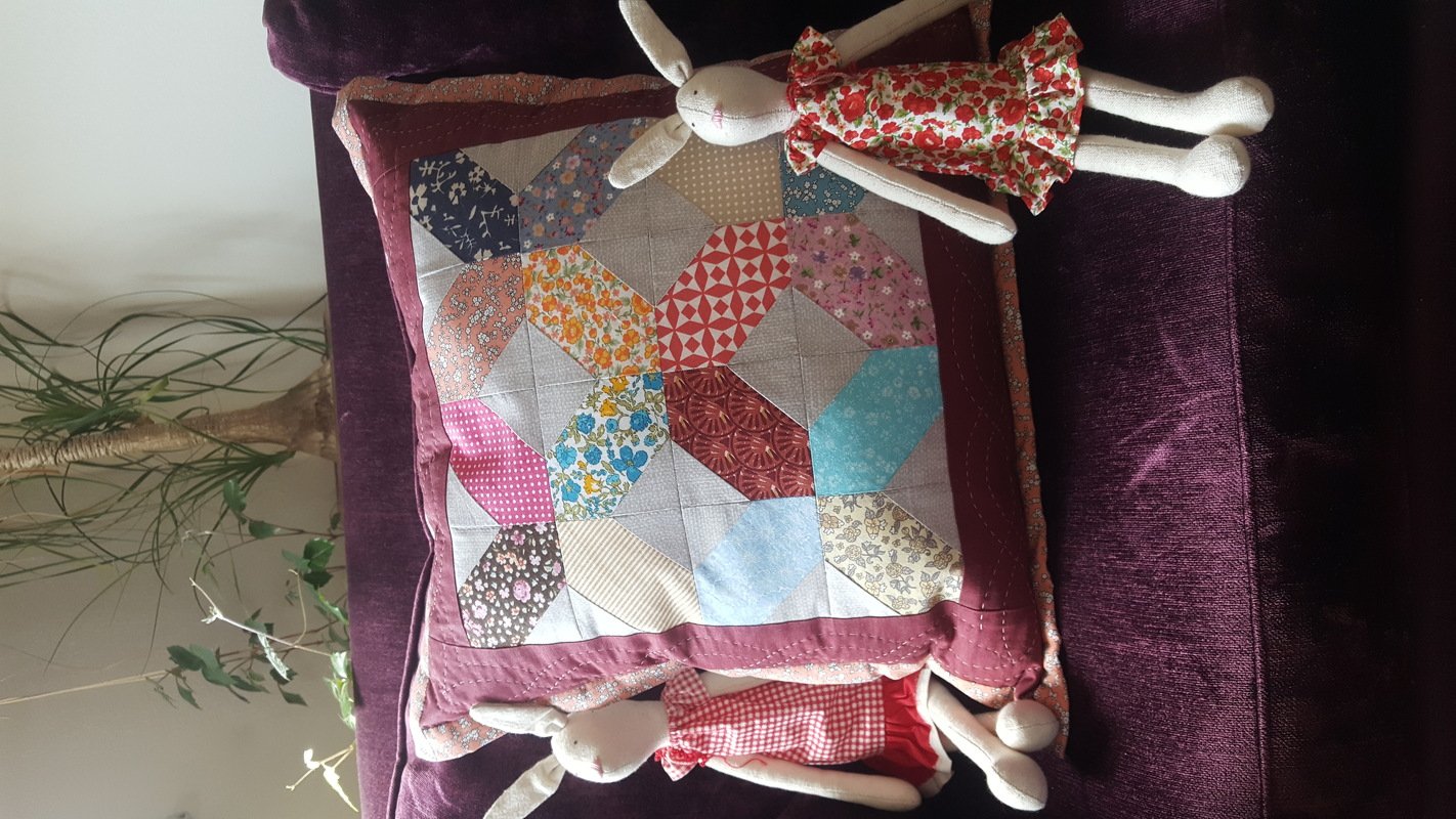 Dekoratives Patchwork-Kissen DIY. Vorlagen zum Nachnähen.