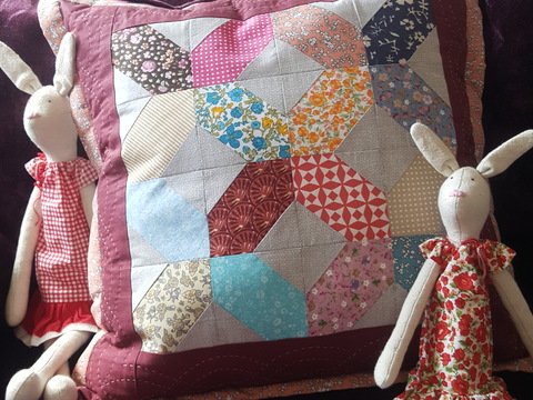 Dekoratives Patchwork-Kissen DIY. Vorlagen zum Nachnähen.