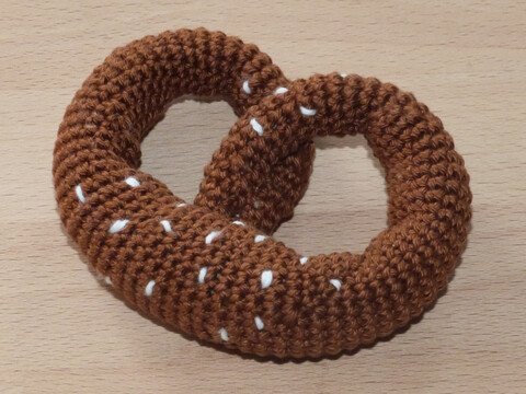 Häkelanleitung für eine Brezel-Rassel, Greifling, Babyspielzeug
