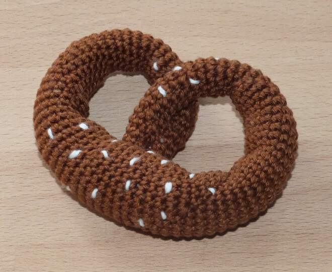 Häkelanleitung für eine Brezel-Rassel, Greifling, Babyspielzeug