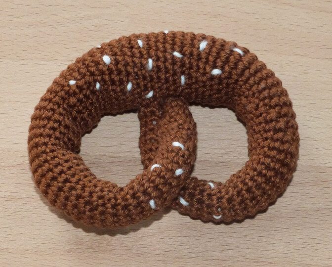 Häkelanleitung für eine Brezel-Rassel, Greifling, Babyspielzeug