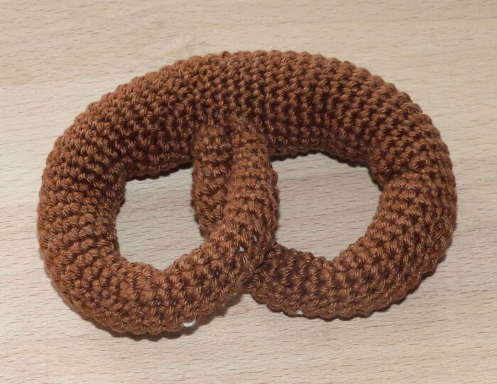 Häkelanleitung für eine Brezel-Rassel, Greifling, Babyspielzeug