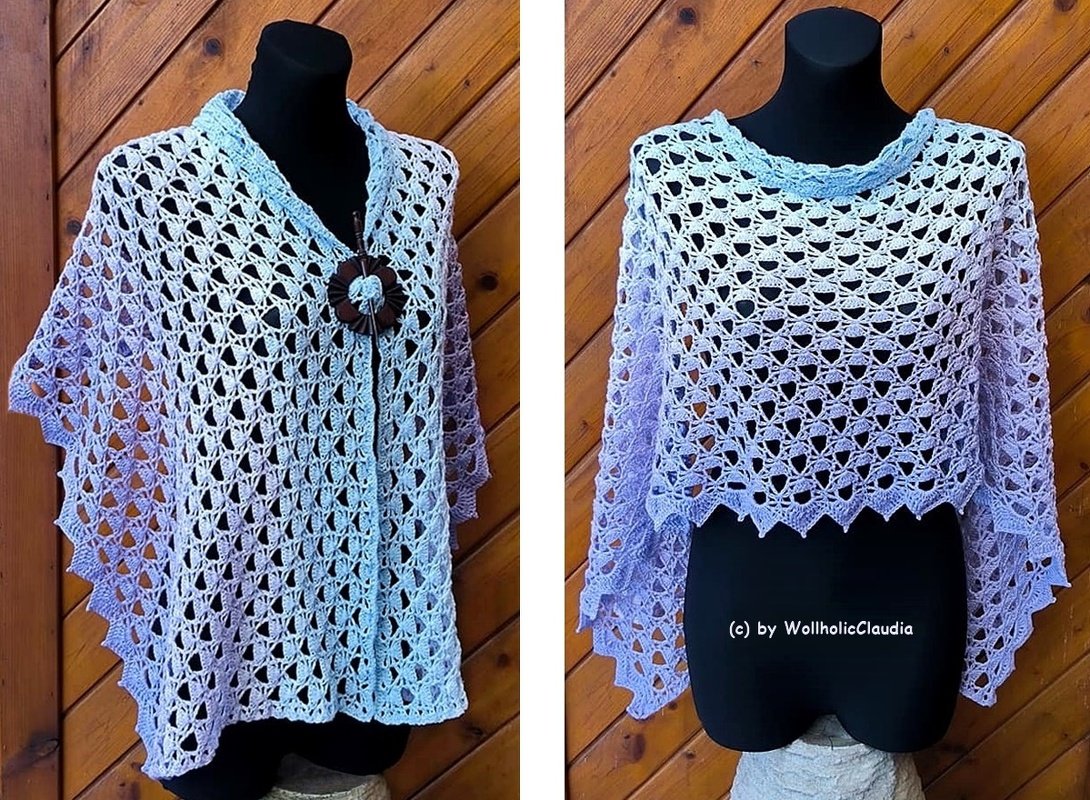 Häkelponcho in Flieder und Weiß mit offenem Muschelmuster auf Schaufensterpuppe