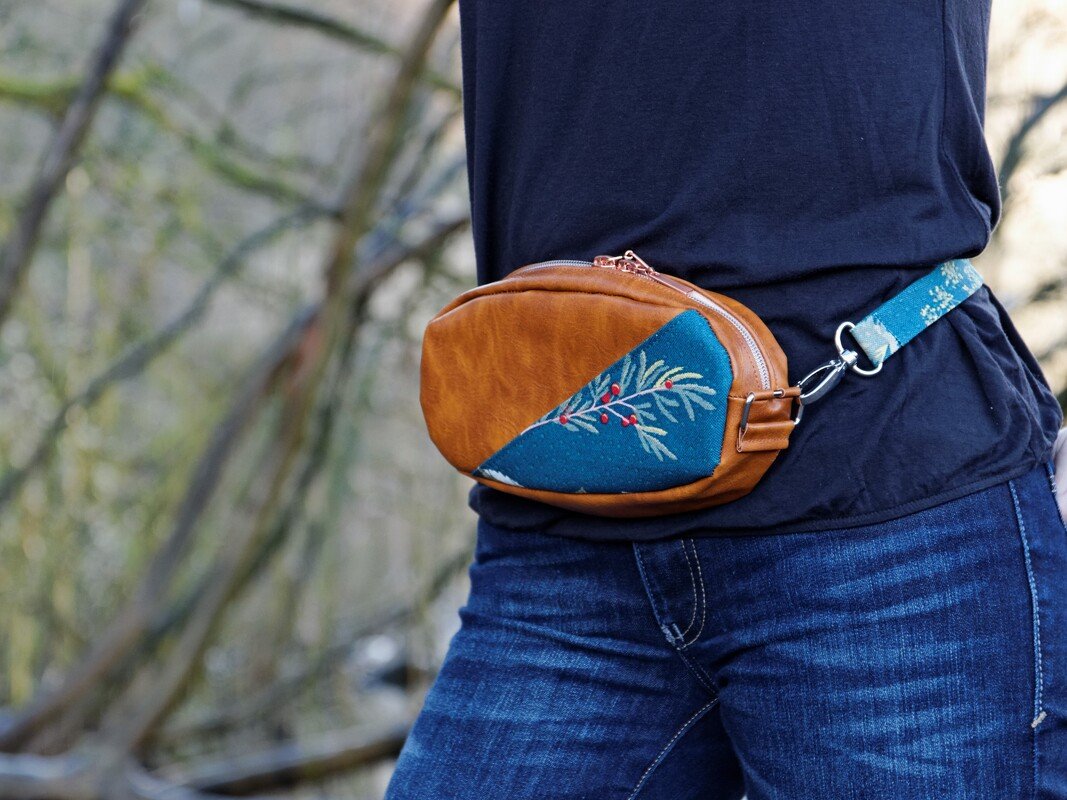 Braune Gürteltasche in Lederoptik mit türkis besticktem Patch