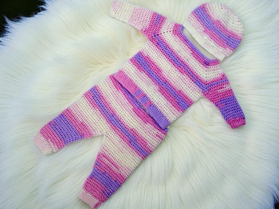 Gehäkelter Baby-Strampler und Mütze in Querstreifen mit Lila, Rosa und Weiß