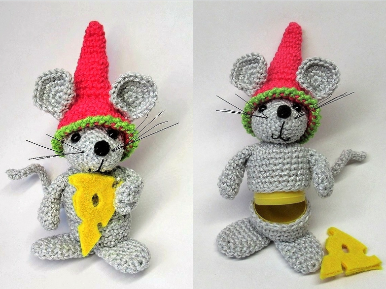 Detailaufnahmen einer gehäkelten Amigurumi-Maus mit roter Zipfelmütze, sichtbarem Innenfach und Filz-Käse