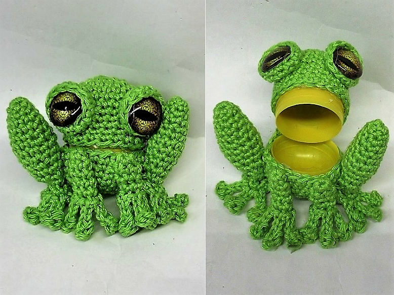 Zwei Ansichten eines gehäkelten Amigurumi-Frosches: geschlossen und mit geöffnetem Kopf, innen eine gelbe Kunststoffkapsel als Fach.