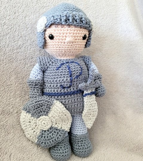 Ritter häkeln – Amigurumi ca. 25 cm mit Schild und Schwert (DE & EN)