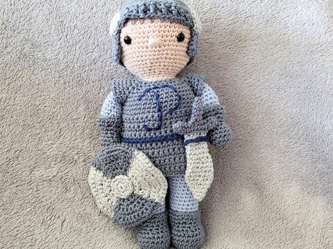 Ritter häkeln – Amigurumi ca. 25 cm mit Schild und Schwert (DE & EN)
