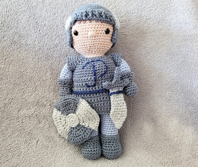 Ritter häkeln – Amigurumi ca. 25 cm mit Schild und Schwert (DE & EN)
