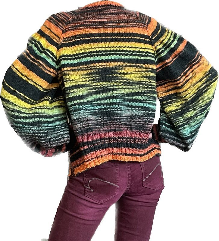 Rückenansicht einer kurz geschnittenen, gestreiften Strickjacke mit voluminösen Ärmeln in Orange, Gelb und Grün