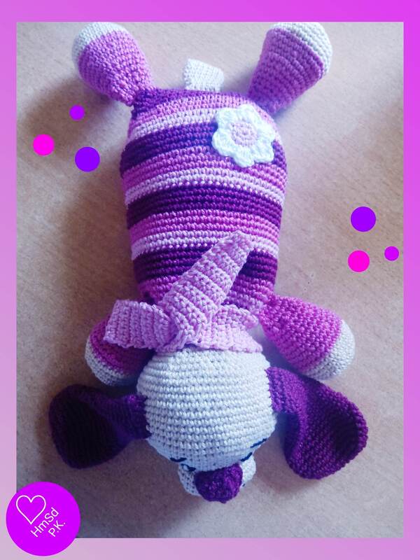 Gehäkeltes Amigurumi-Kaninchen lila-weiß mit Blumenapplikation