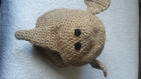 Gehäkeltes beiges Körbchen in Elefantenform mit Rüssel und Ohren