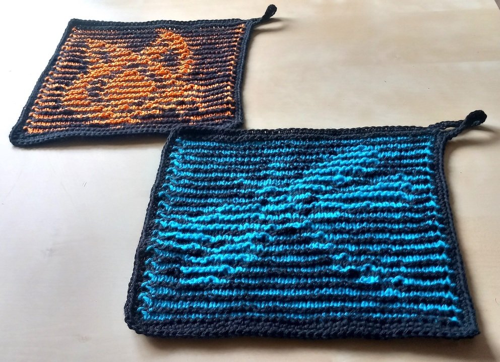 Zwei quadratische gestrickte Topflappen in türkis/blau und orange mit Aufhängeschlaufen