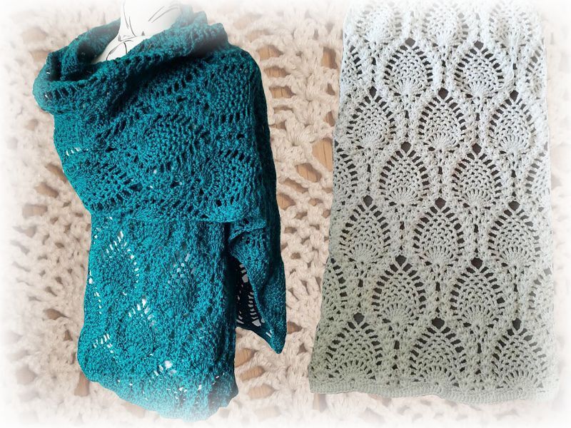 Petrolfarbener gehäkelter Schal mit Fächermuster auf Schneiderpuppe, daneben helle Musterprobe