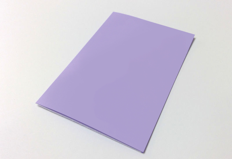 Pastelllila gefaltetes Papier mit sichtbarer Falz