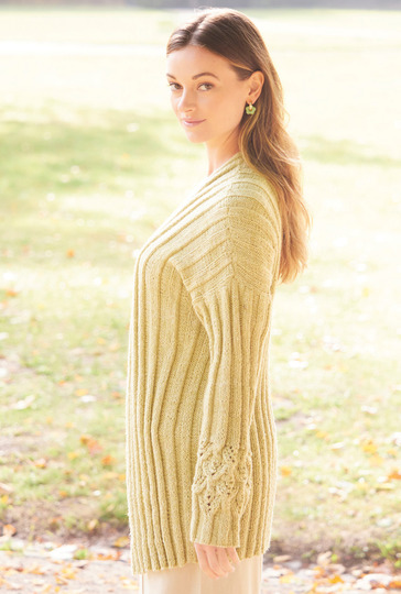 Kurzarmpulli und Jacke im Ajour-, Zopf- und Rippenmuster