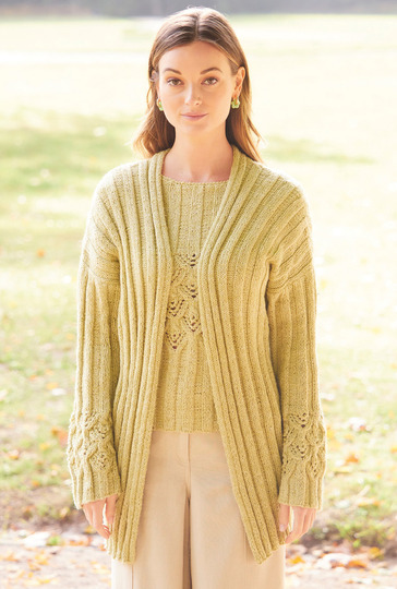 Kurzarmpulli und Jacke im Ajour-, Zopf- und Rippenmuster