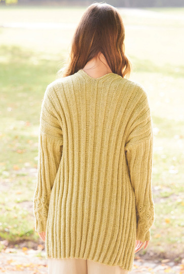 Kurzarmpulli und Jacke im Ajour-, Zopf- und Rippenmuster