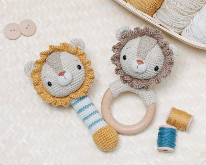 Lion baby rattle crochet pattern