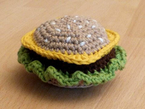 Häkelanleitung für einen Cheeseburger als Rassel oder für die Kinderküche