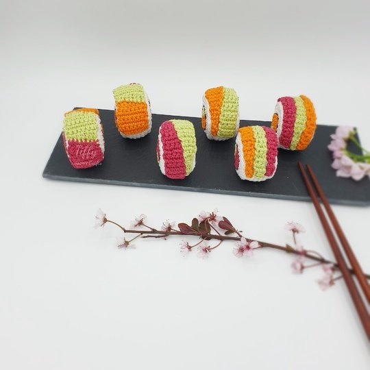 Rainbow Sushi – Häkelanleitung für Kinderküche & Kaufladen