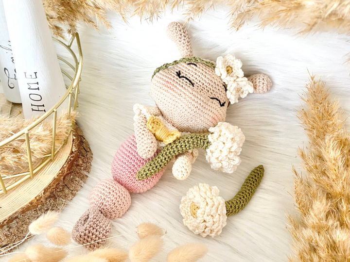 Raupe Bellis- Häkelanleitung Amigurumi von Wolldiamant