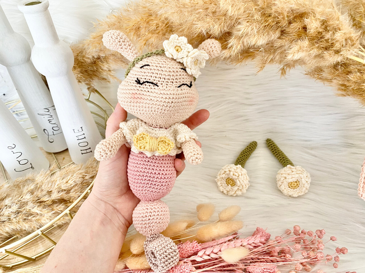 Raupe Bellis- Häkelanleitung Amigurumi von Wolldiamant