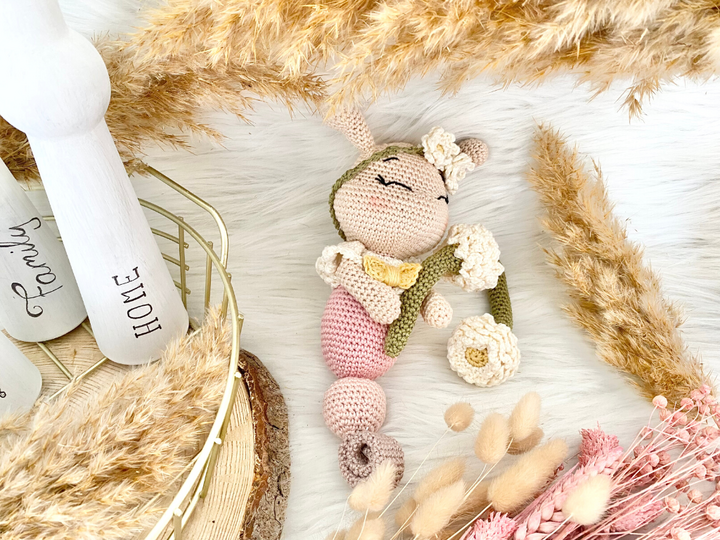 Raupe Bellis- Häkelanleitung Amigurumi von Wolldiamant