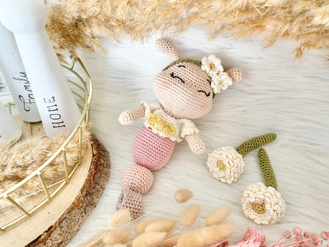 Raupe Bellis- Häkelanleitung Amigurumi von Wolldiamant